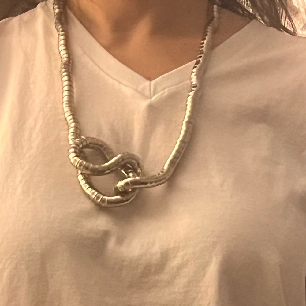 Flexible a statement necklace